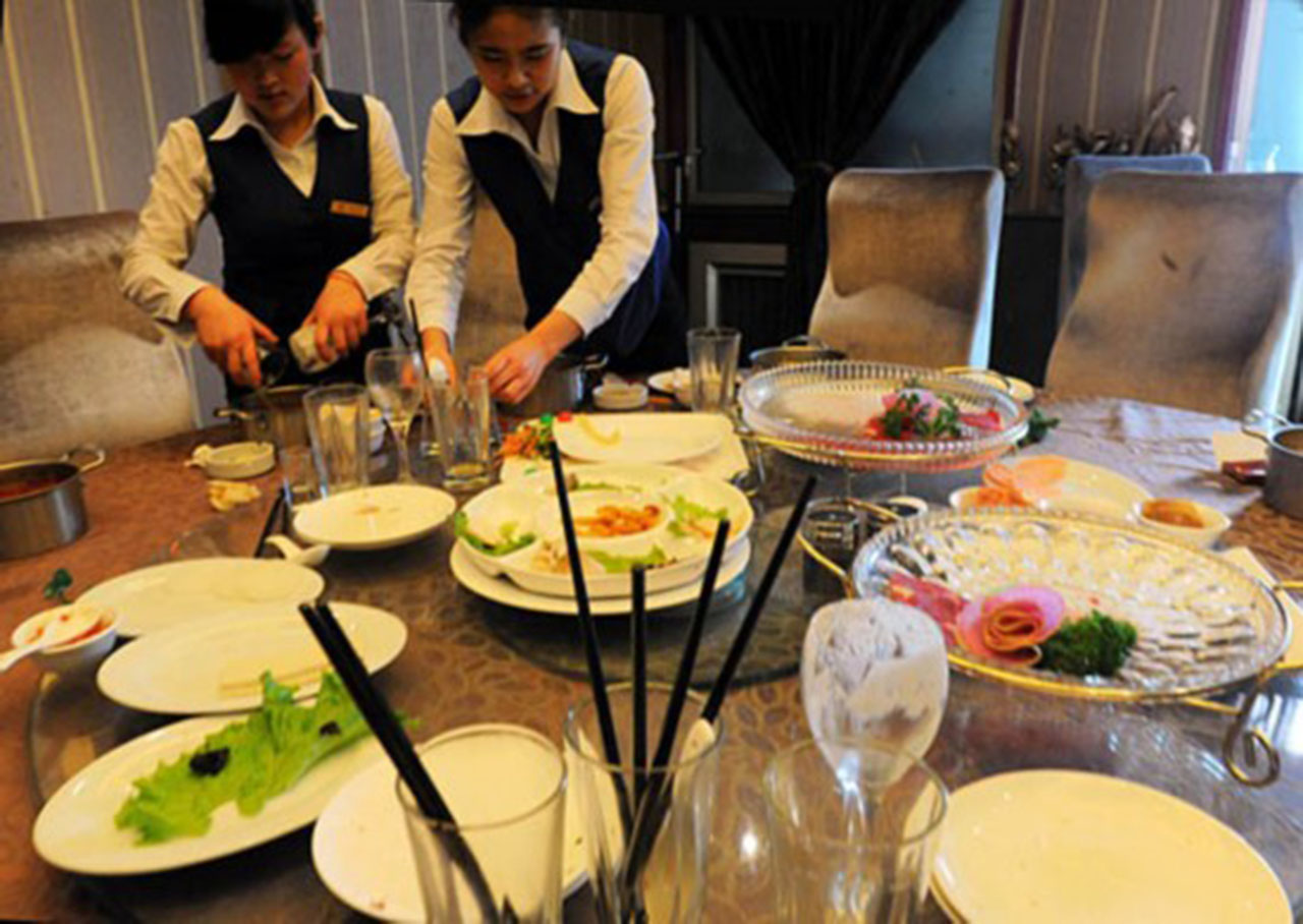 酒店服務(wù)員端菜服務(wù)